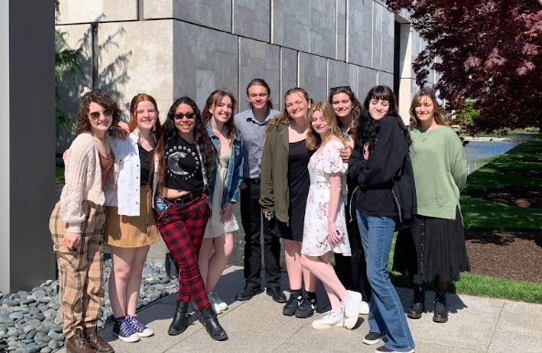 Cherokees Art Major class poses outside of the Barnes Museum. 